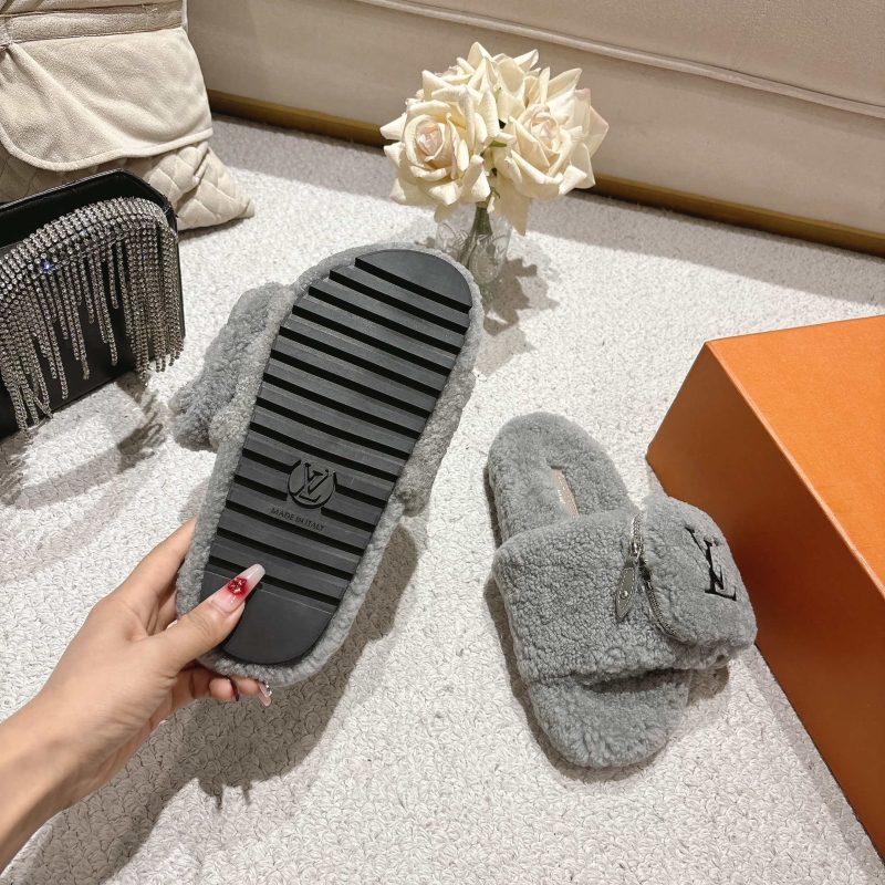 l0vis Vvtt0n slippers